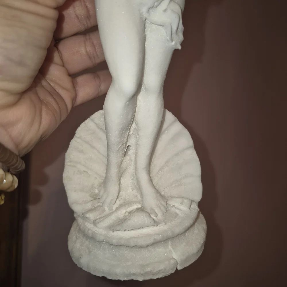 Elegant White Venus Statue - Picture 4 of 10